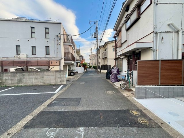 世田谷区上馬5丁目　新築戸建の前面道路含む現地写真|現地は、第一種低層住居専用地域ならではの静かで落ち着いた住環境！

ご内見希望・資料請求などお気軽にお問い合わせ下さい！
03-5990-5201