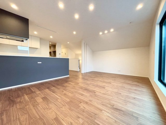 世田谷区上馬5丁目　新築戸建の居間・リビング|LDKは19.25帖あるため、ご家族でゆったりと寛ぐことが出来ますね！足元から暖まる床暖房付き。

ご内見希望・資料請求などお気軽にお問い合わせ下さい！
03-5990-5201