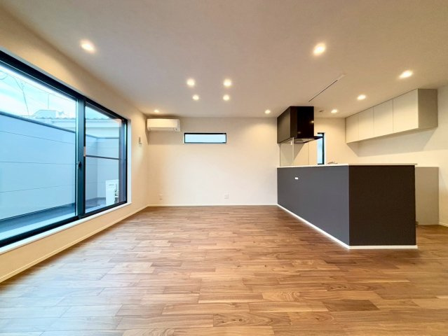 世田谷区上馬5丁目　新築戸建の居間・リビング|2階リビングは外からの視線が気にならない、寛ぎのプライベート空間！

ご内見希望・資料請求などお気軽にお問い合わせ下さい！
03-5990-5201