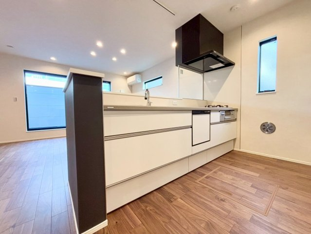 世田谷区上馬5丁目　新築戸建のキッチン|ビルトインタイプの食洗機付き！家事の時間と、手洗いに比べて使用水量も軽減します！

ご内見希望・資料請求などお気軽にお問い合わせ下さい！
03-5990-5201