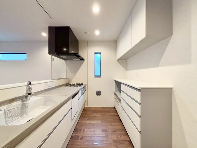 世田谷区上馬5丁目　新築戸建のキッチン|ご家族との会話を楽しめる対面式キッチン。冷蔵庫やカップボードを配置しても充分な広さを確保！

ご内見希望・資料請求などお気軽にお問い合わせ下さい！
03-5990-5201