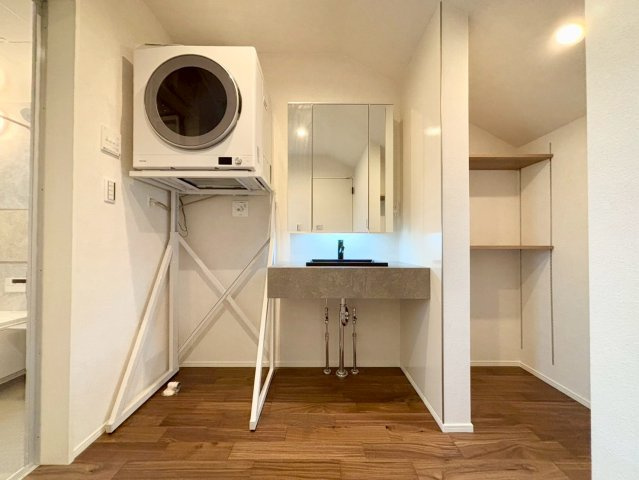 世田谷区上馬5丁目　新築戸建の独立洗面台|清潔感のあるプライベート空間は、身だしなみチェックやお肌のお手入れに最適です。

ご内見希望・資料請求などお気軽にお問い合わせ下さい！
03-5990-5201