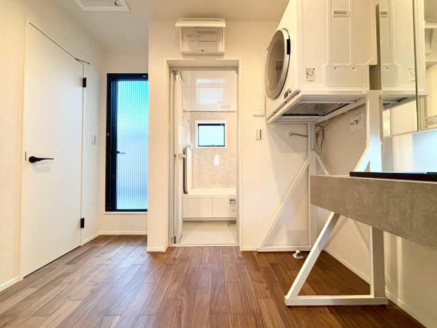 世田谷区上馬5丁目　新築戸建の独立洗面台|洗面室からバルコニーに出入りできます！

ご内見希望・資料請求などお気軽にお問い合わせ下さい！
03-5990-5201