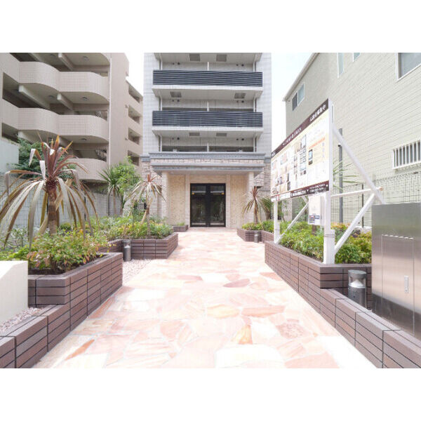 プレジオ西中島ASIANのエントランス