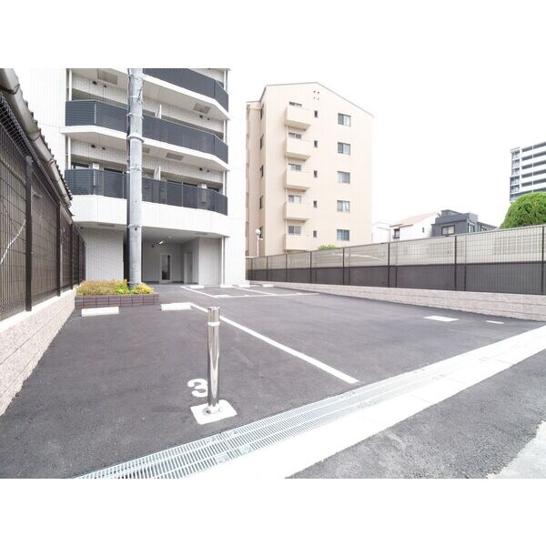 プレジオ西中島ASIANの駐車場