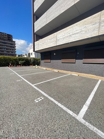 ブライトロード西宮の駐車場