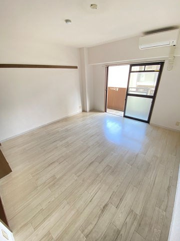 カーサ・デ・ゼント西宮北口の居間・リビング