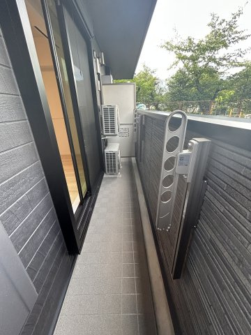 ヒカルサ尼崎神崎町のバルコニー|落ち着いたエントランスです