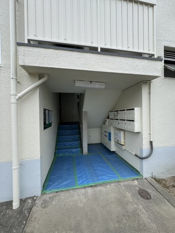 白川台ハイツ７号棟のエントランス