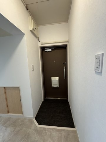 白川台ハイツ７号棟の玄関