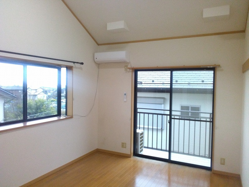 厚木市三田南３丁目のアパートの居間・リビング|南向き2面採光のお部屋です