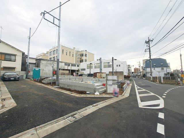 【前面道路含む現地写真】 | 練馬区関町北4丁目　新築一戸建住宅　全3棟　(保谷店) | 第一種低層住居専用地域につき住環境の良さが魅力の住まい。