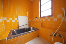 浴槽付きのお風呂。脚をゆったりと伸ばして入ることのできる浴槽も一人暮らしでは味わえない贅沢な暮らし。