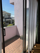 リビングルームから共有バルコニーへでることができます。日当たりも良いので洗濯物もはかどりそうですね。
