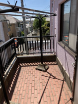 リビングルームから共有バルコニーへでることができます。日当たりも良いので洗濯物もはかどりそうですね。
