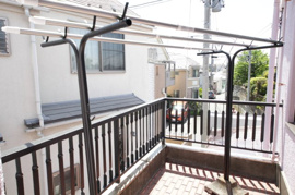 リビングルームから共有バルコニーへでることができます。日当たりも良いので洗濯物もはかどりそうですね。
