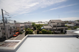 周囲を一望できる広々とした屋上。
