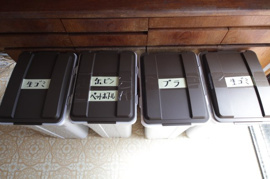 誤飲防止の蓋付きゴミ箱。
