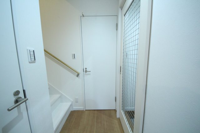 白を基調にした廊下。清潔感ある共有部分にしたく、白を基調にした廊下としました。