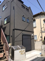 ３階建てのシンプルなデザインの建物です。