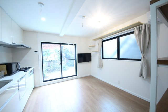 大きなテレビ、ダイニングテーブルと、一人暮らしでは得られない贅沢な設備が備わっています。