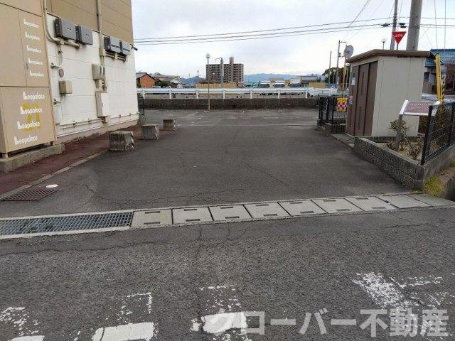 レオパレスカサベージュの駐車場