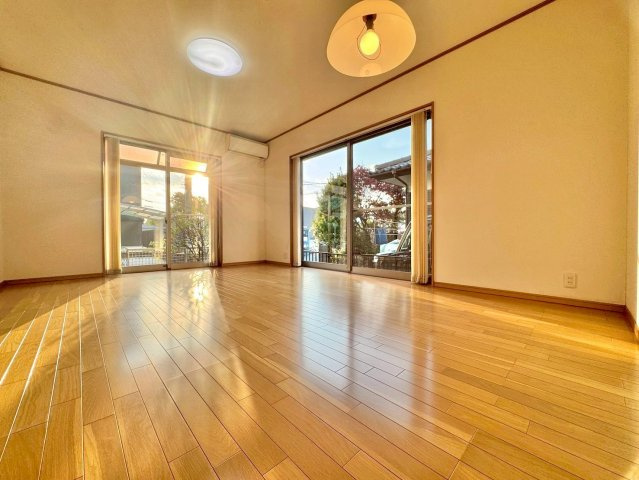 守山市今市町　中古戸建ての居間・リビング|2面の大きな窓から陽の光を取り込み、ご家族の集まる空間を温かく照らします。