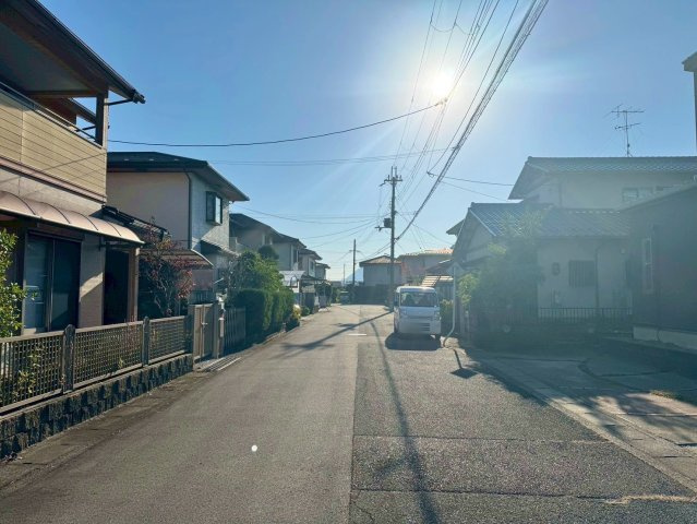 守山市今市町　中古戸建ての前面道路含む現地写真|前道広々7ｍあるので、お車の出し入れも楽々です。