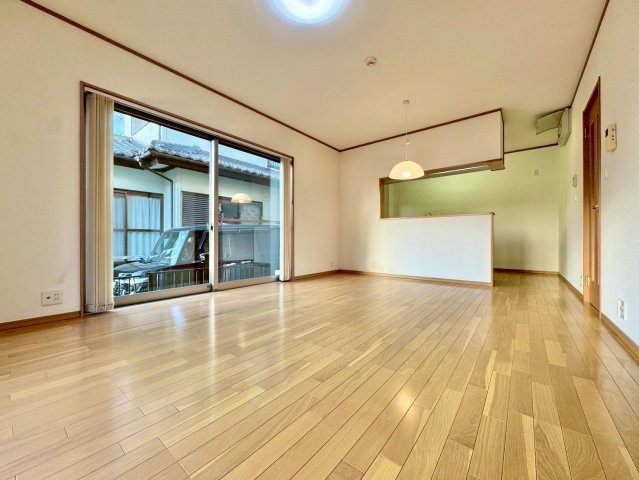 守山市今市町　中古戸建ての居間・リビング|家事をしながらでもご家族と会話を楽しんだり、TVを観ることが出来る対面キッチンです。