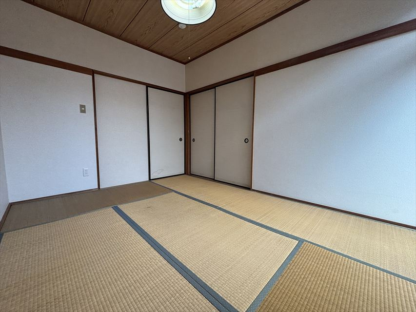 落ち着いた色調の寝室です