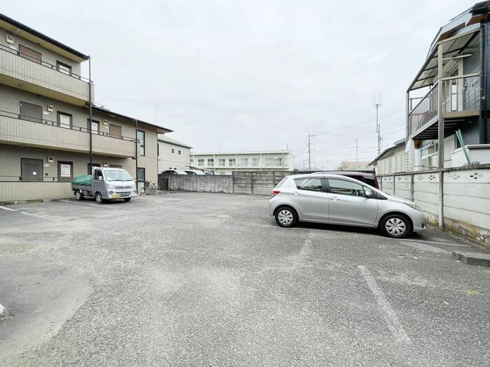 エステート西府中の駐車場