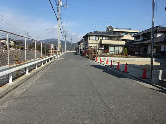 【前面道路含む現地写真】