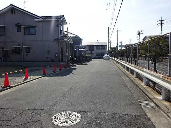 【前面道路含む現地写真】