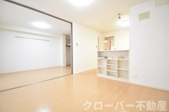 アスクール B棟の居間・リビング|ＬＤＫ１０．５帖～南洋室６帖