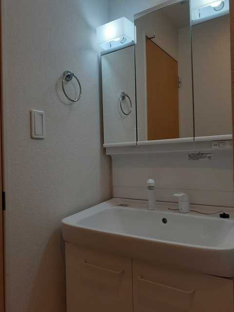 アーク磯子の洗面所|人気の三面鏡独立洗面台♪