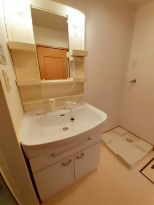 【洗面所】 | カーサ・エレガンテＡ | 脱衣スペースもあります