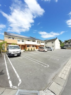 【駐車場】 | カーサ・エレガンテＡ | 駐車場があるので、車を買う予定の方も安心です