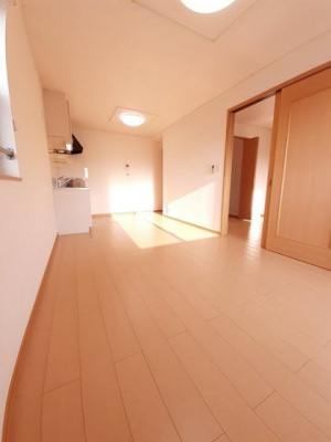 【居間・リビング】 | カーサ・エレガンテＡ | こちらの居間で趣味の時間をお楽しみください