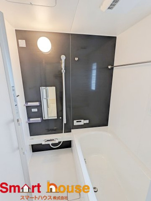 【浴室】 | 相模原市中央区上溝第138　新築全3棟 | 一日の疲れを癒してくれる場所なので、快適に過ごして頂く為にゆったりサイズのバスタブを用意しました。是非半身浴をお楽しみ下さい。空気が籠らない様に小窓も設置しております。