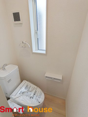 【トイレ】 | 相模原市中央区上溝第138　新築全3棟 | 節水型でエコなトイレには、今では当たり前のウォシュレット付き。便座を温める機能もついていて、居心地良くてトイレから出られなくなるかも！換気用に換気扇はもちろん、窓も着いているので常に快適ですね♪