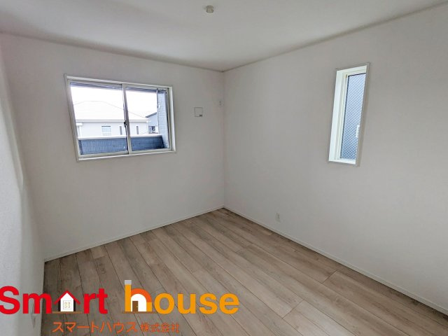 【洋室】 | 相模原市中央区上溝第138　新築全3棟 | 木目のフローリングが暖かみのある室内に。明るい寝室で心地のいい朝を迎えられそう。