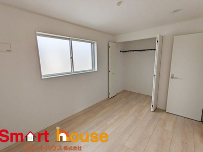 【洋室】 | 相模原市中央区上溝第138　新築全3棟 | 日当りの良い生活ができる	光が沢山取り込める大きな窓。2面採光なので、日差しを長時間受ける事が出来る暖かいお部屋です。