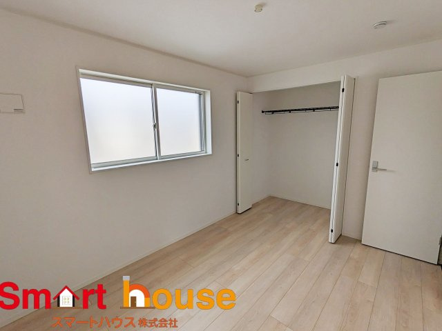 【洋室】 | 相模原市中央区上溝第138　新築全3棟 | 日当りの良い生活ができる	光が沢山取り込める大きな窓。2面採光なので、日差しを長時間受ける事が出来る暖かいお部屋です。