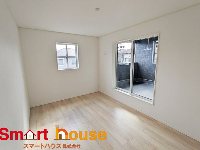 【洋室】 | 相模原市中央区上溝第138　新築全3棟 | 広々とした居住空間は日々の暮らしを彩り、心のやすらぎと満足感を与えてくれます。通風と採光を考慮した設計は子供たちはのびのび育ち、家族でくつろぎと団らんを生み出します。