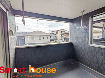 【バルコニー】 | 相模原市中央区上溝第138　新築全3棟 | 陽当りの良いバルコニーは、物干しセットを追加すれば、一度にたくさんのお洗濯物が干せるのが魅力！バルコニーは洗濯物を干すだけの場所じゃなく、家族のゆとりのある時間を演出するプライベート空間。