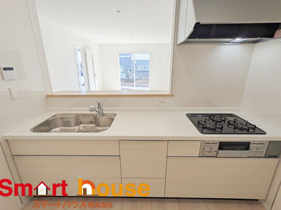 【キッチン】 | 相模原市中央区上溝第138　新築全3棟 | ダイニングからワークスペースを見渡せる、見せるキッチン。ダイニングとの空間のつながりが、スペースのゆとりを生み出します♪