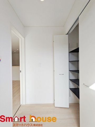 【玄関】 | 相模原市中央区上溝第138　新築全3棟 | 住む人も来客も入った瞬間にワクワクさせてくれるオシャレな玄関♪
収納もたっぷりあるので、靴がたくさんあっても安心！
気持ちの良い朝は、毎日ここからスタートしていきます♪