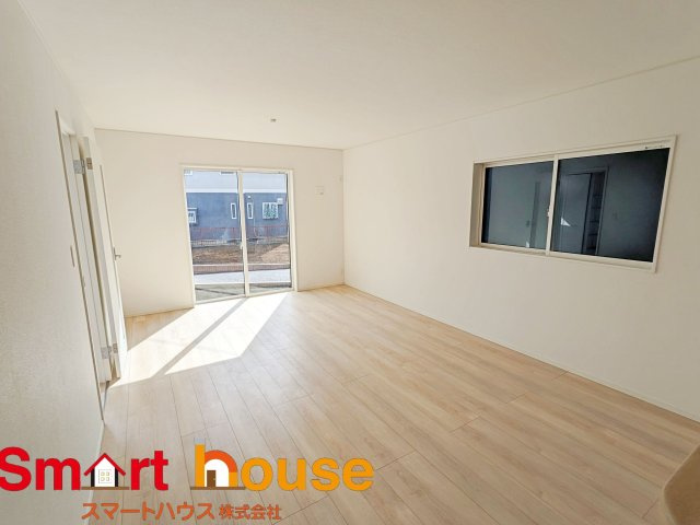 【居間・リビング】 | 相模原市中央区上溝第138　新築全3棟 | 家族の笑い声が聞こえてきそうな大空間♪大きめのLDKはそれだけで心が和みます。家族揃ってリビングで過ごすお休みの日が、楽しみになる場所となることでしょう。