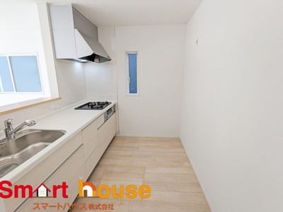 【キッチン】 | 相模原市中央区上溝第138　新築全3棟 | 幅広いキッチンに冷蔵庫、カップボードなどを設置しても楽々と料理できます！
スペースにゆとりがあると気持ちもいいですね♪