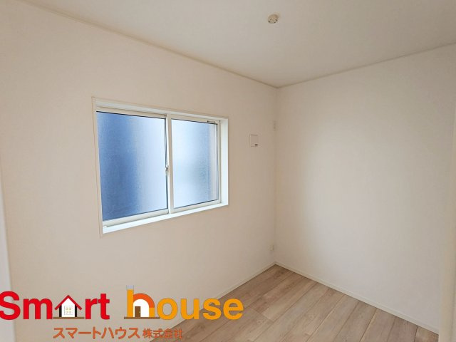 【洋室】 | 相模原市中央区上溝第138　新築全3棟 | 木目のフローリングが暖かみのある室内に。明るい寝室で心地のいい朝を迎えられそう。